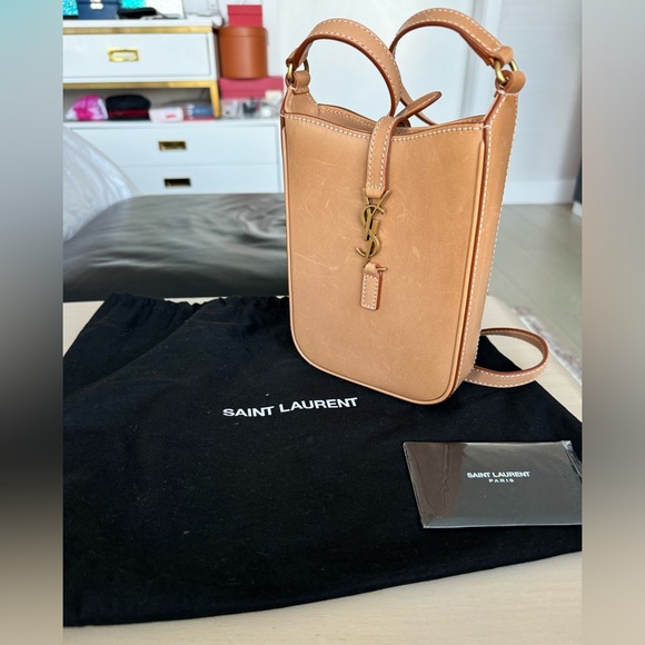 Saint Laurent Handbags - SAINT LAURENT
Smooth Calfskin Le 5 A 7 Vertical
Hobo
crossbody Tan / Gold